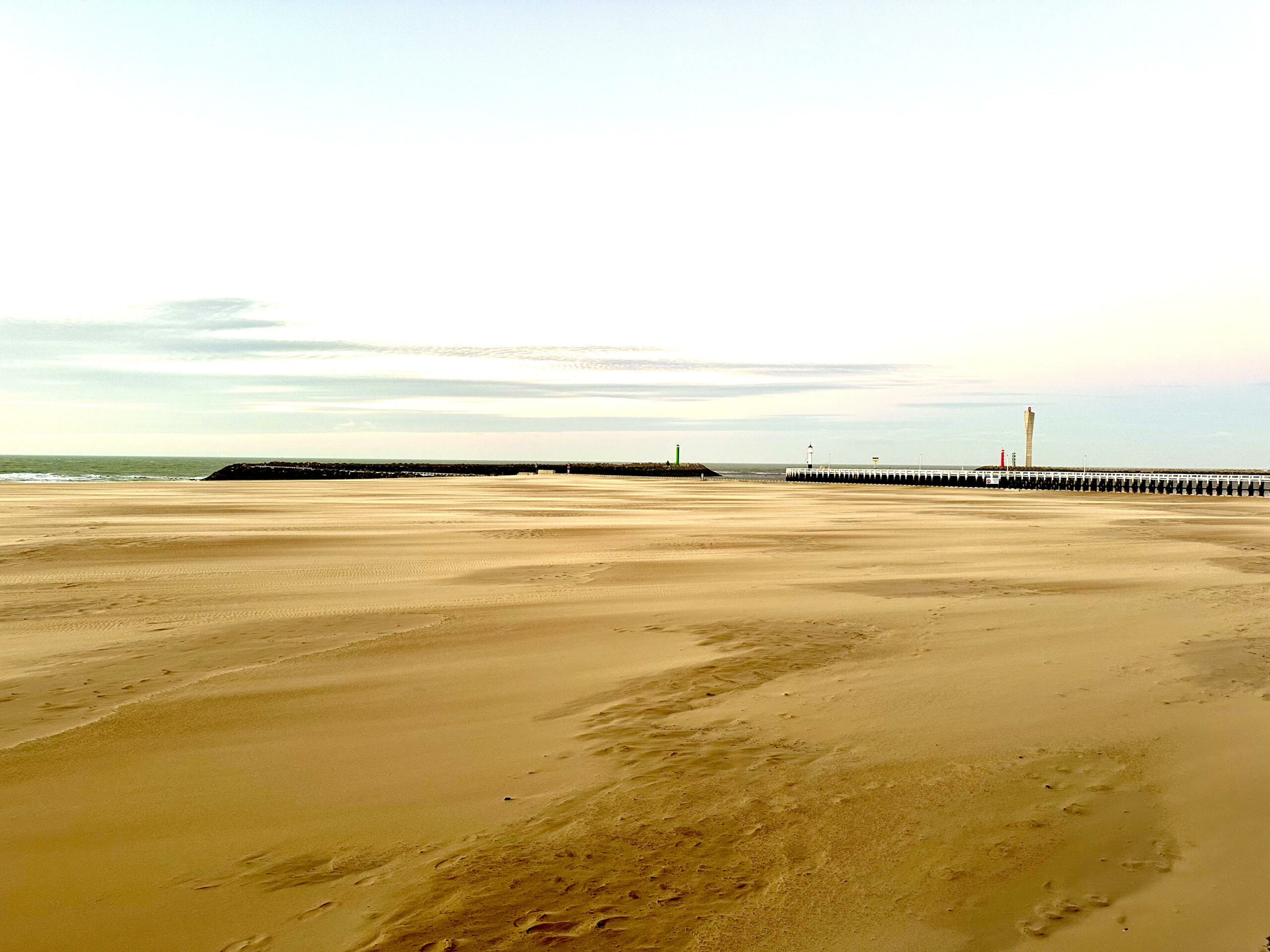 Brumes, vents, vagues et dunes.